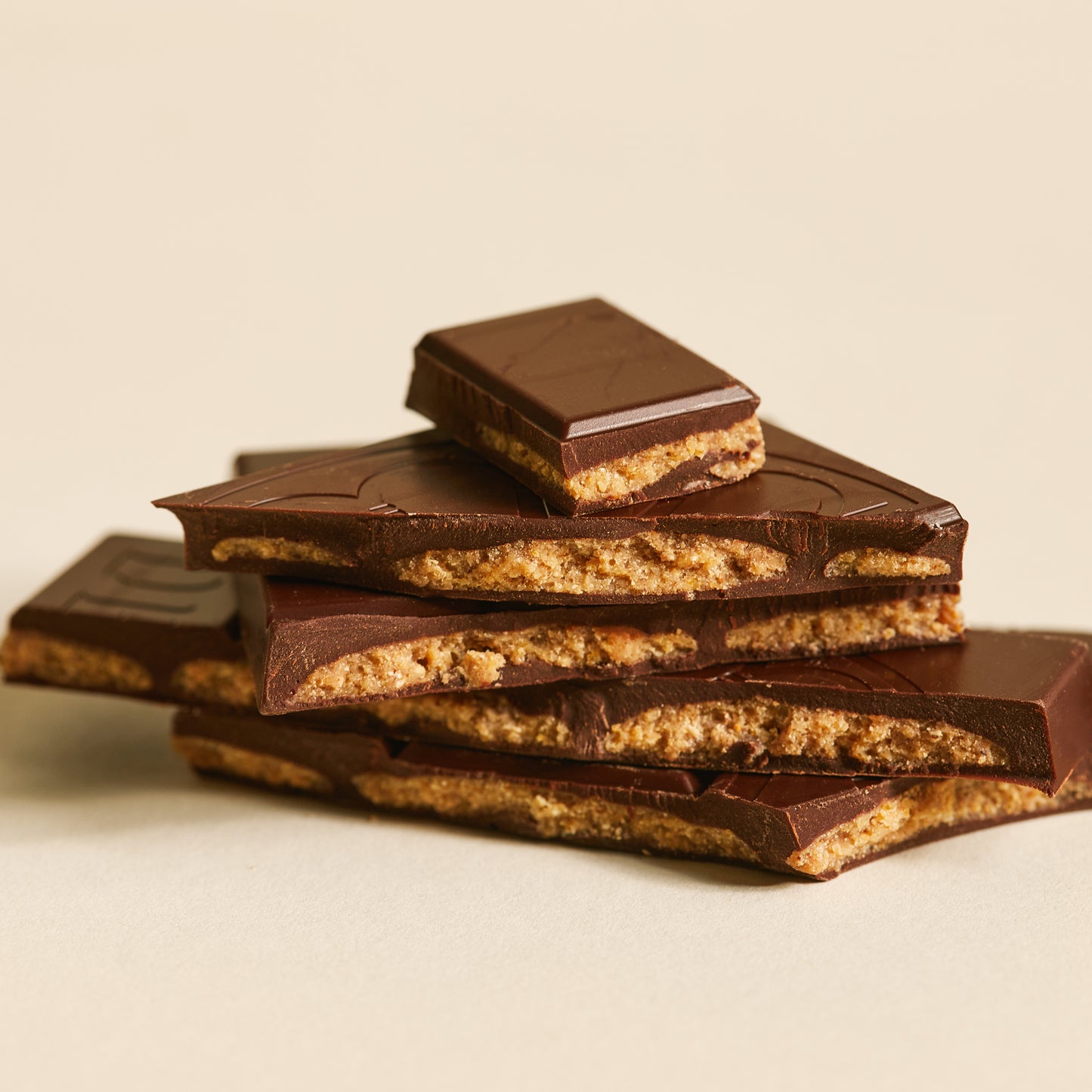 Dark chocolate bar with praline filling