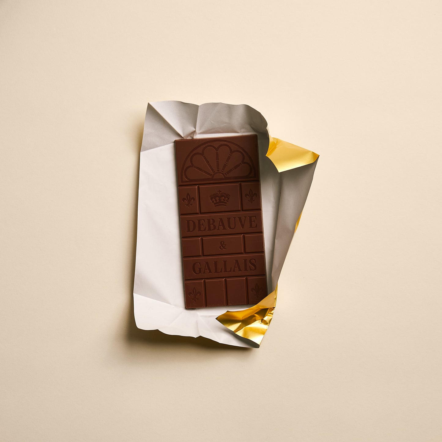 Milk chocolate bar, hazelnut slivers