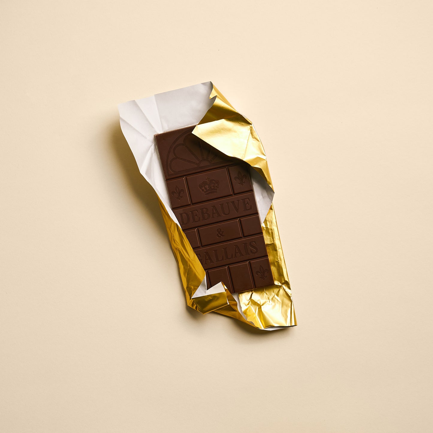 Dark chocolate bar with praline filling