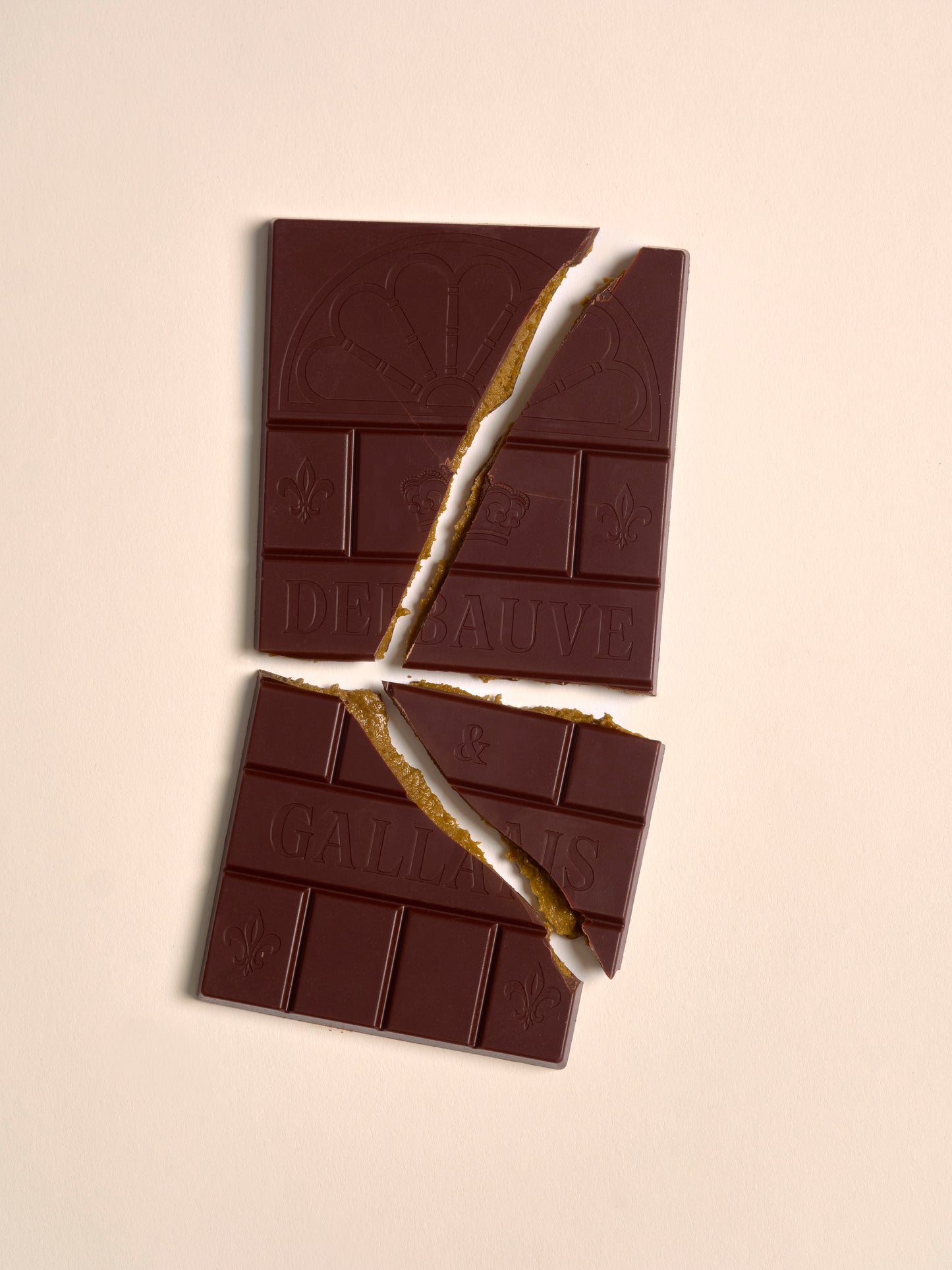 Dark chocolate bar filled with pistachio praline