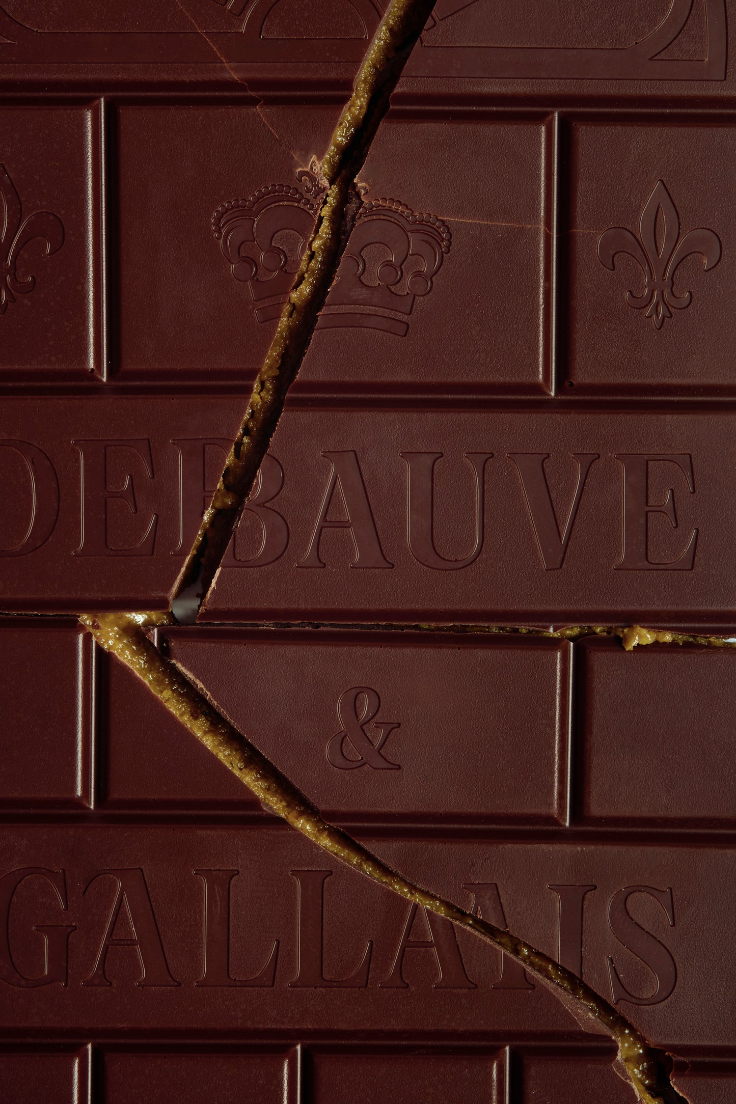 Dark chocolate bar filled with pistachio praline