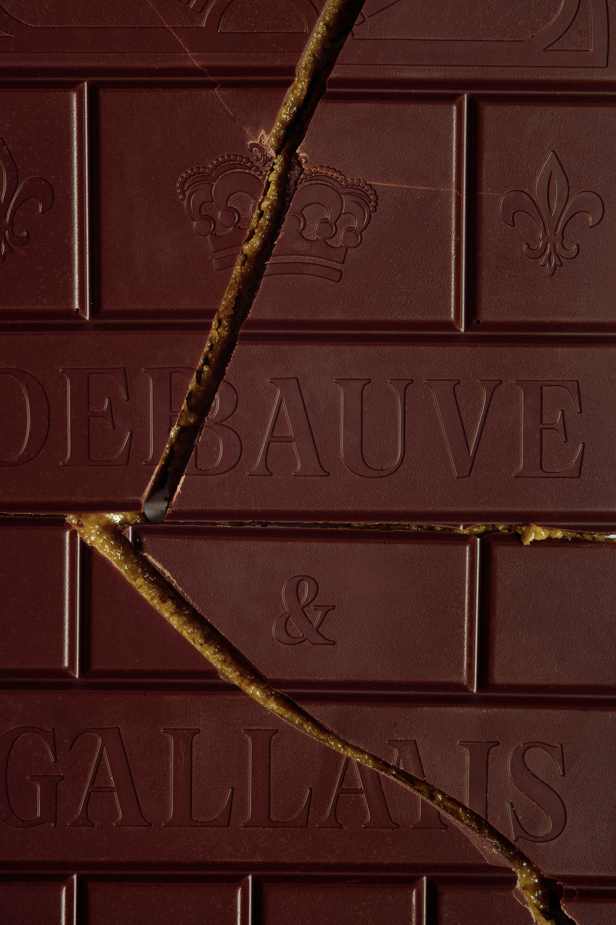 Dark chocolate bar filled with pistachio praline