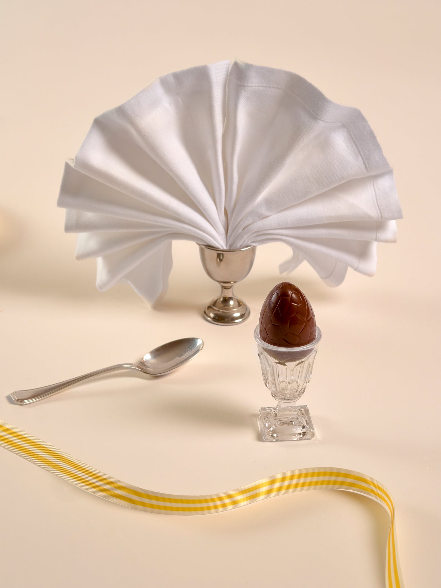 L'Œuf au chocolat noir, fourré au praliné